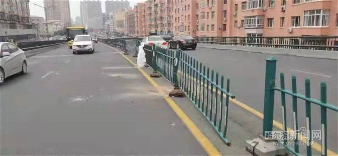 小货车撞坏护栏就跑 过路市民拍个正着(图2)