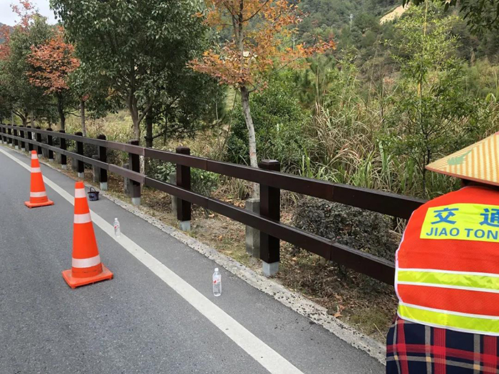 玻璃钢木纹护栏让漂亮公路景物更靓丽