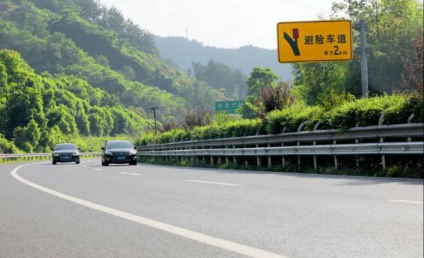 天下首创！重庆高速公路装置新型护栏，防撞能力提升两倍